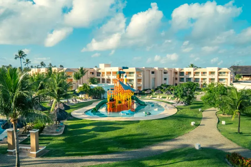 Aquafun com o barco pirata e a piscina infantil, entre jardins e prédios