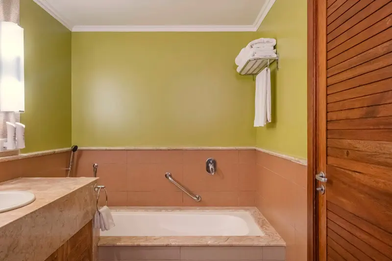 Banheiro de junior suite com banheira e bancada de mármore