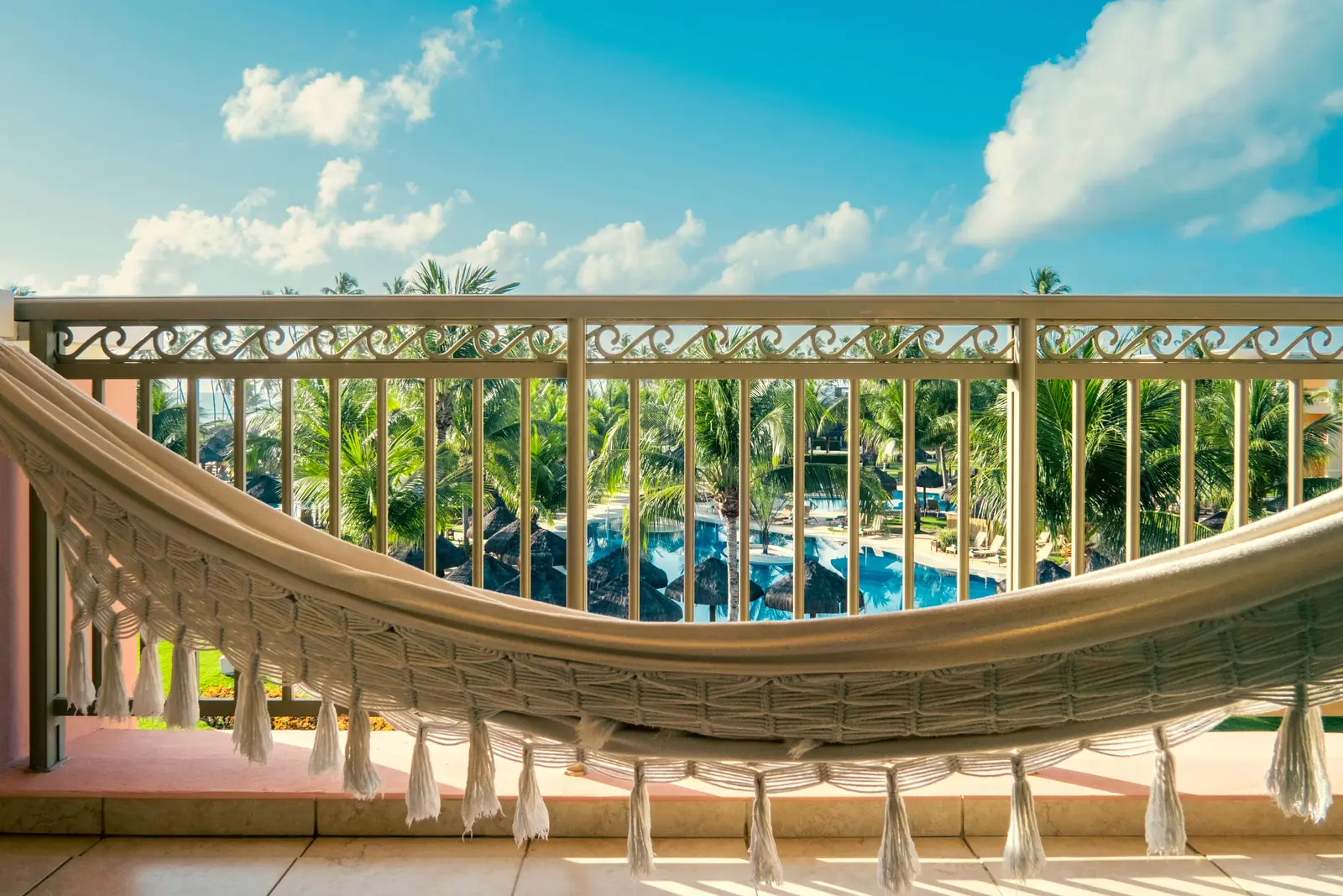 Rede na varanda da Junior Suite Corner com vista para a piscina