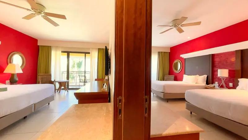 Porta entre os dois quartos intercomunicados da Two Bedroom Family Junior Suite