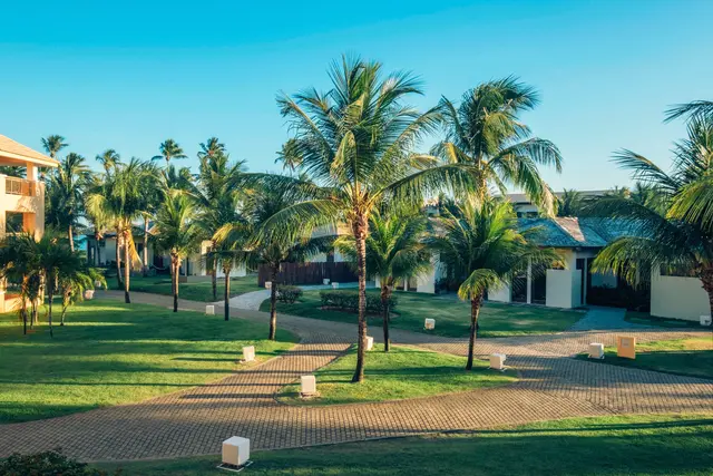 Caminho pelo jardim entre os prédios baixos de apartamentos