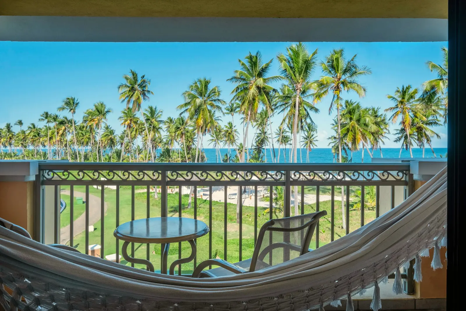 Varanda com rede de uma junior suite com vista para o mar
