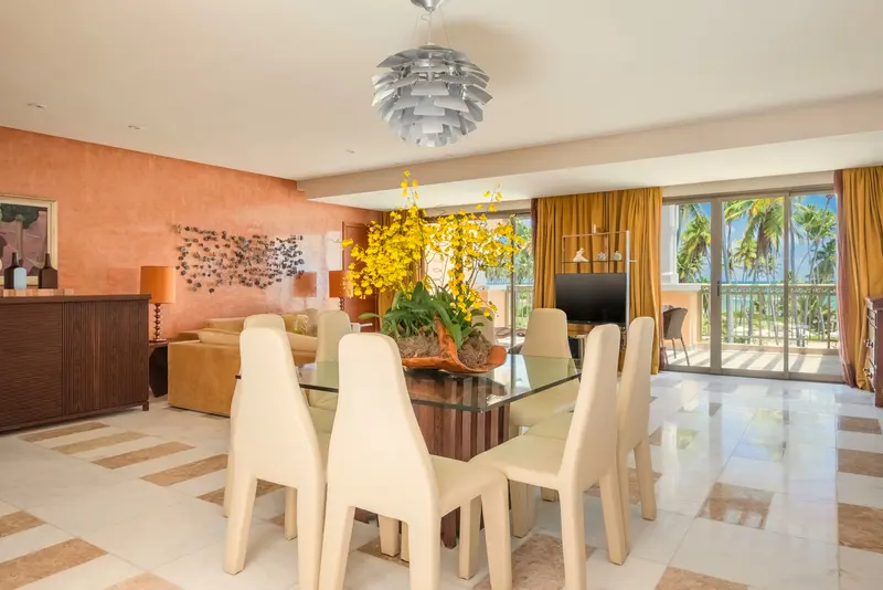 Mesa de jantar na sala da Penthouse Suite Ocean Front, com vista para o coqueiral