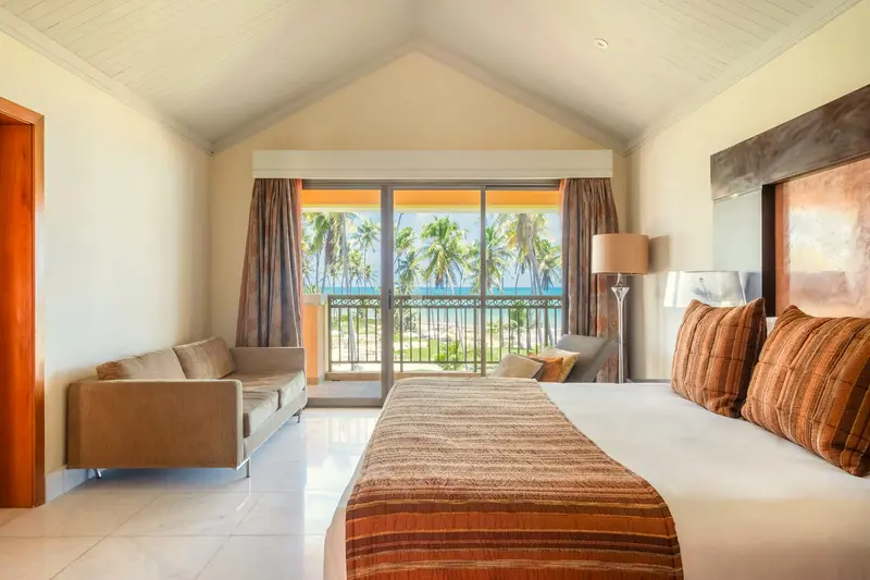 Quarto da Penthouse Suite Ocean Front com sofá e janelas para o mar