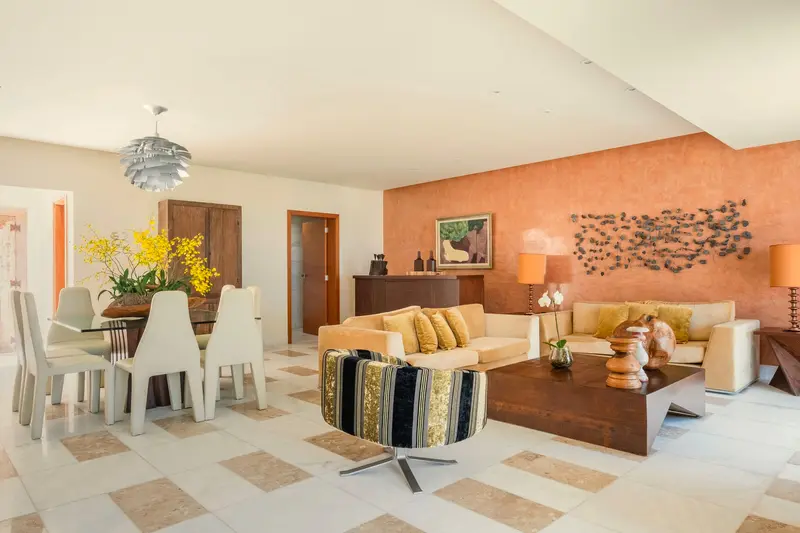 Sala com área de jantar e estar da Penthouse Suite Ocean Front