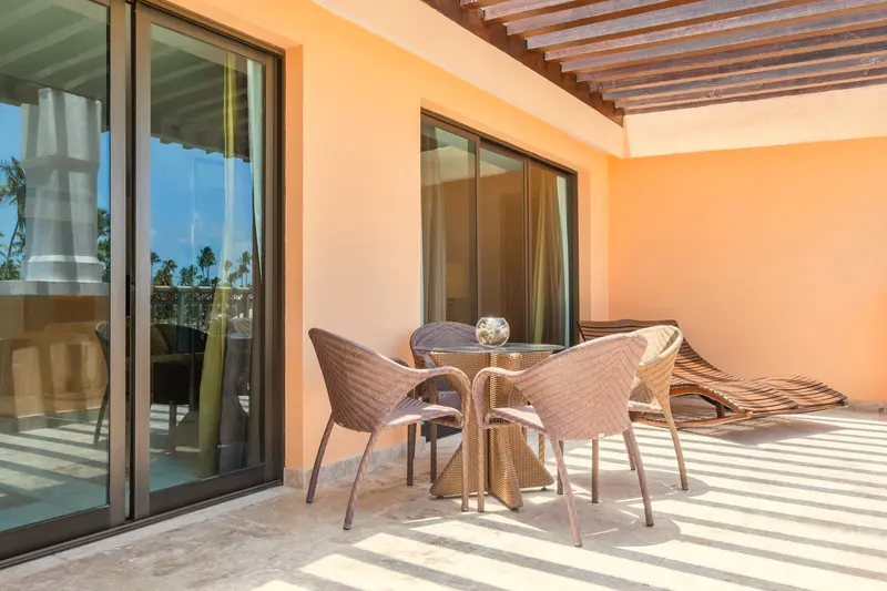 Terraço da Penthouse Suite Ocean Front com mesa e espreguiçadeira
