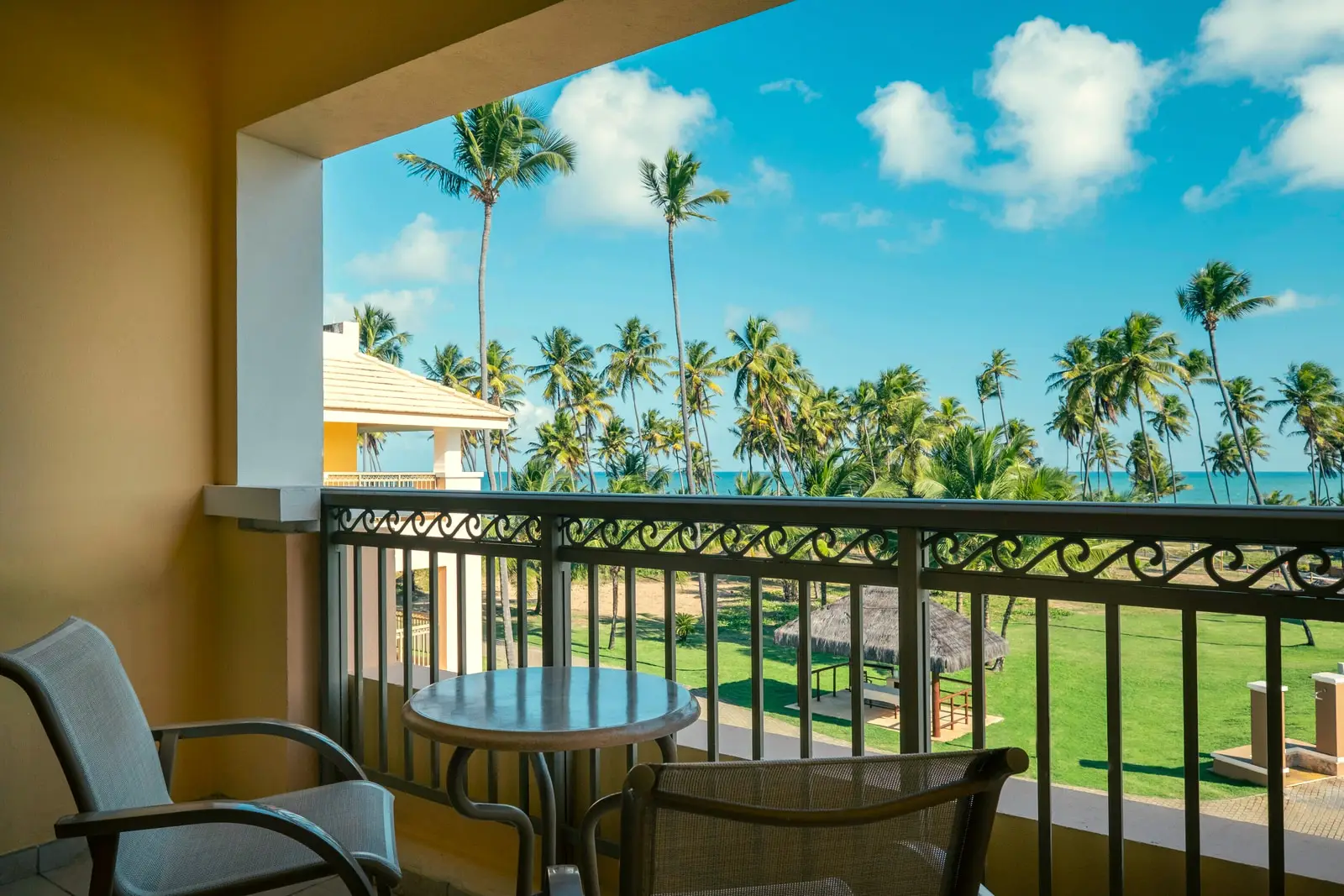 Varanda da Junior Suite Side Ocean View com vista lateral para o mar