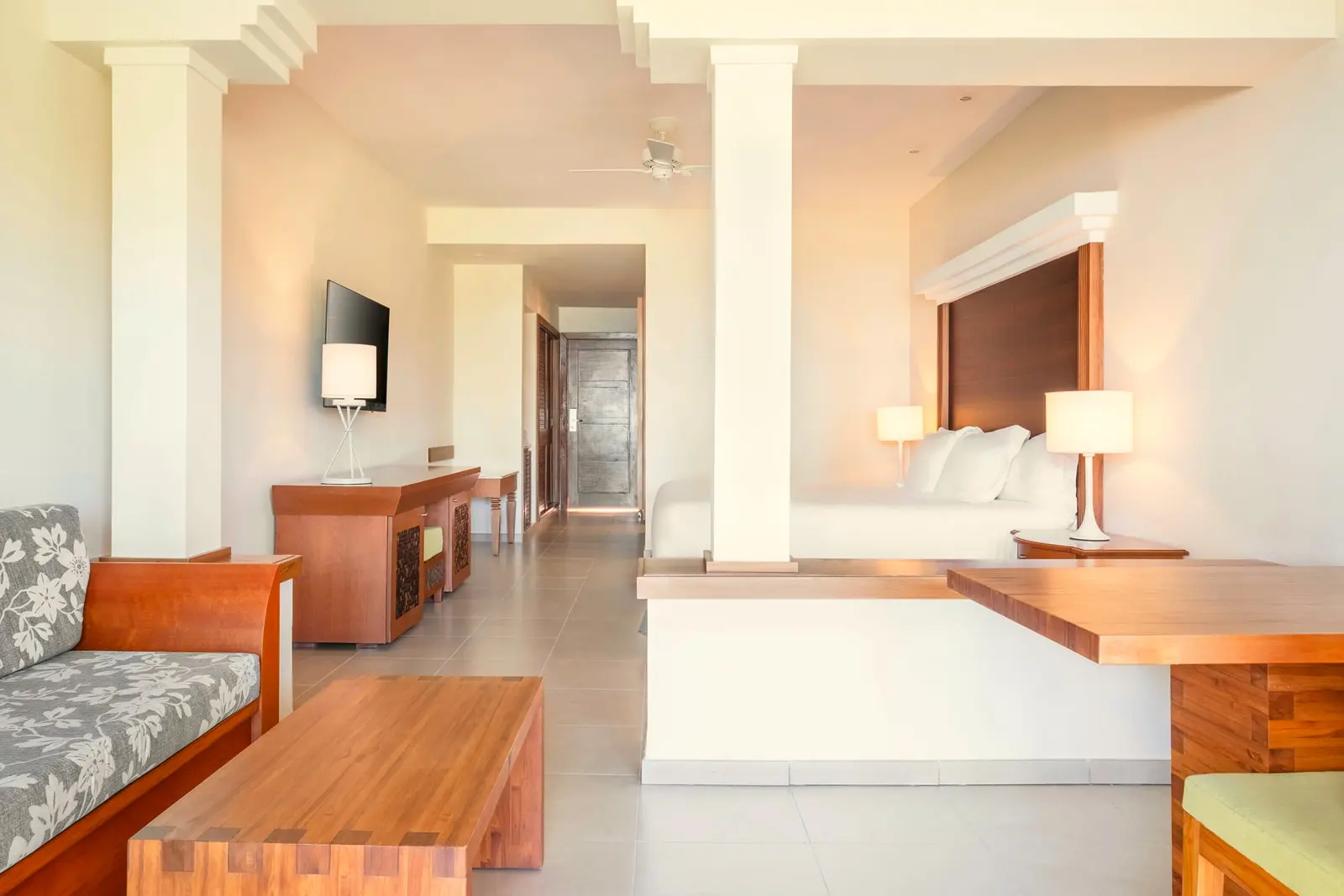 Junior Suite Superior com quarto e sala integrados, sofá e área de trabalho